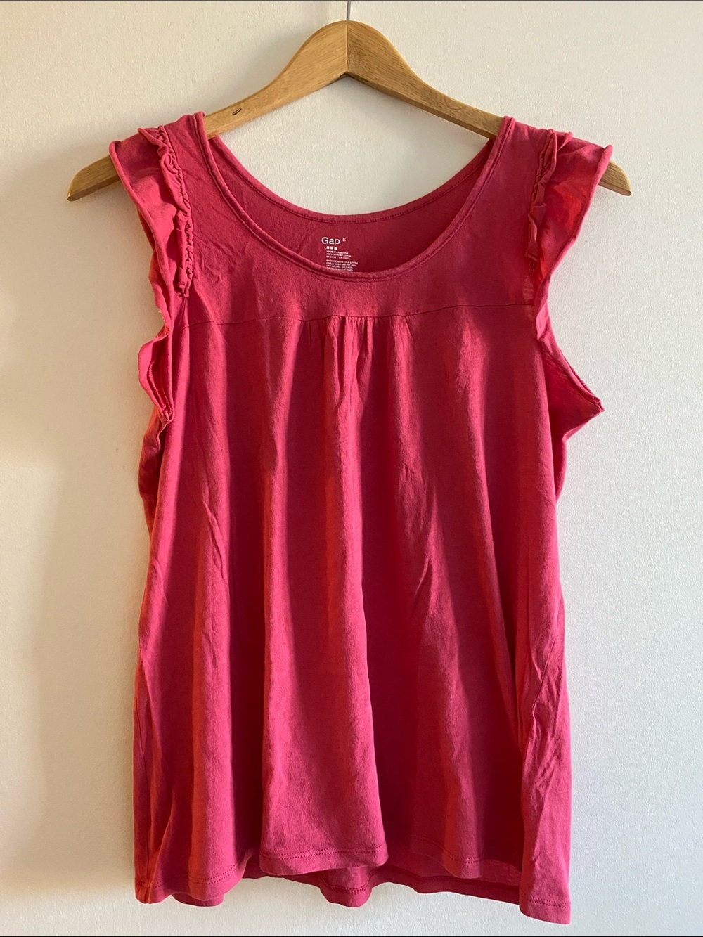 🎀3 for $25✨ GAP Raspberry Ruffle Sleeve Tank Top